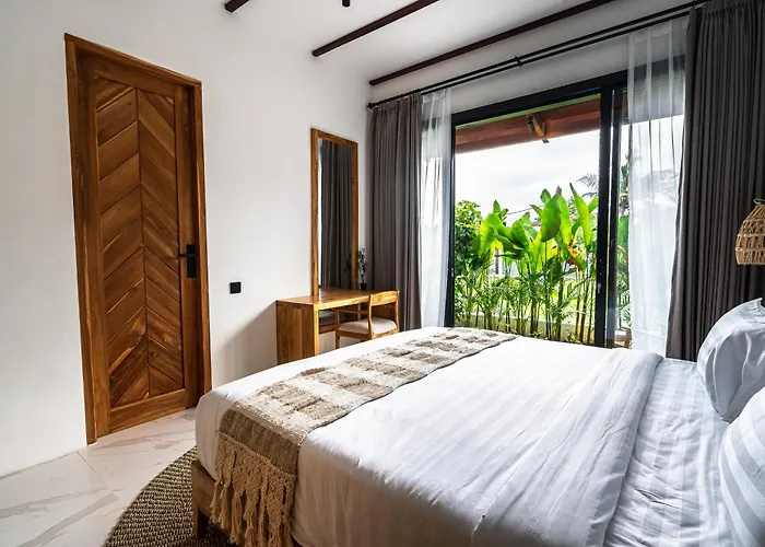 Blue Wave Luxury 3 Bedroom & Private Pool Villa *