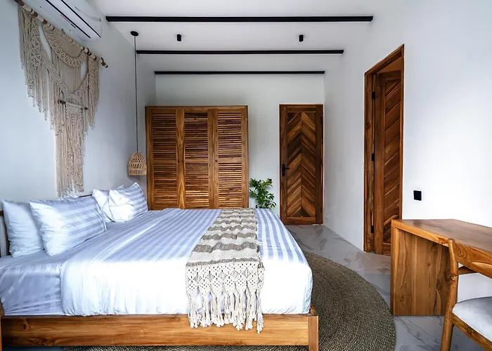Blue Wave Luxury 3 Bedroom & Private Pool Villa Ubud